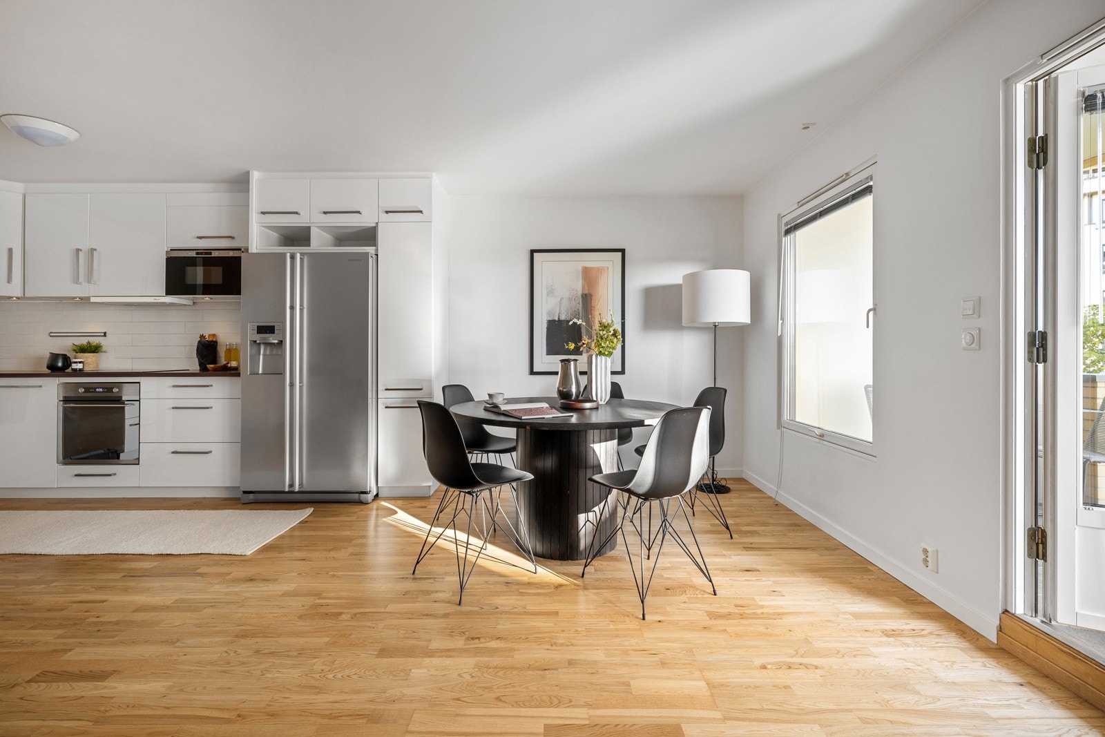 Naturlig plass til spisebord i det ene hjørnet. Galleribilde