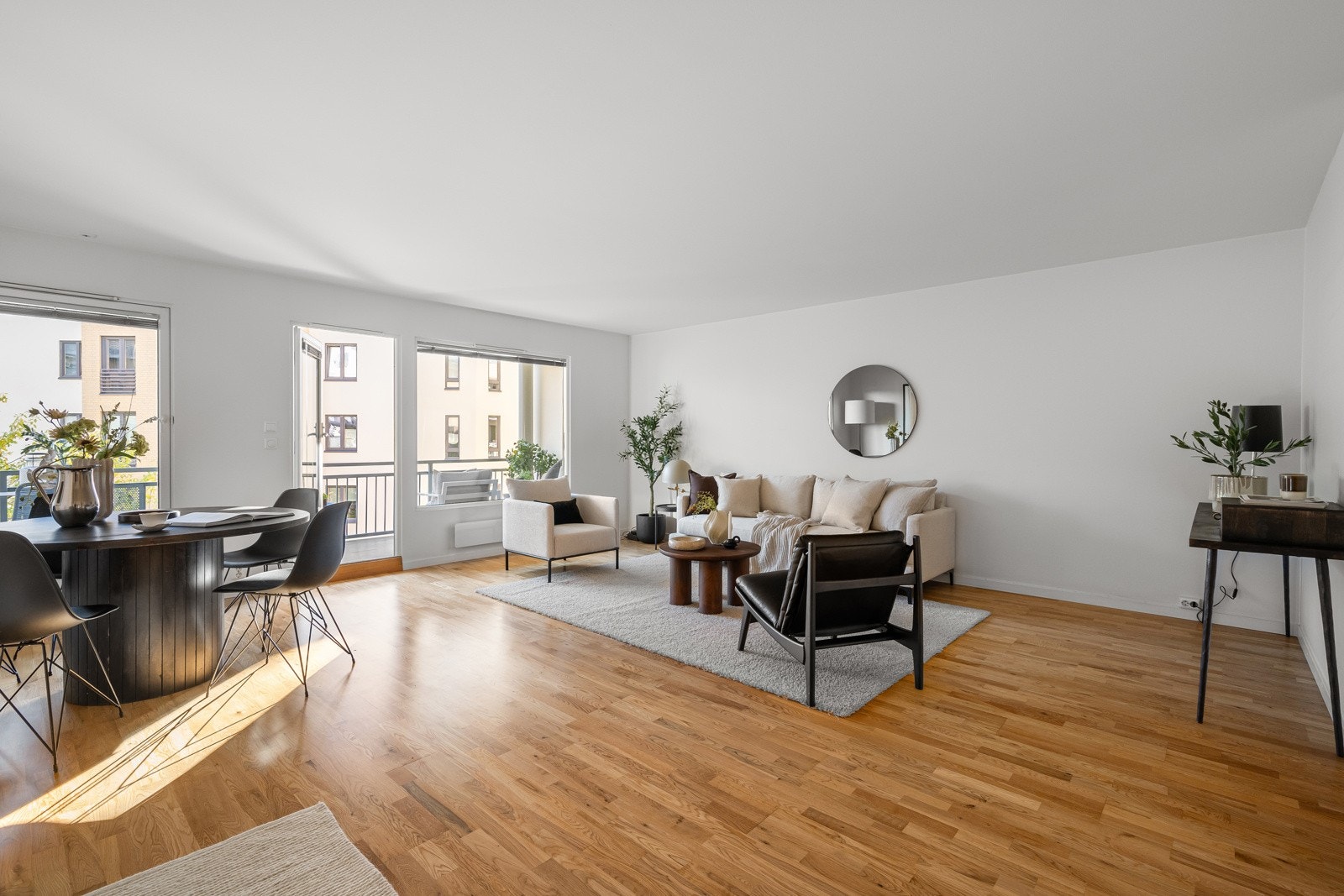 Romslig stue med gode innredningsmuligheter. Galleribilde