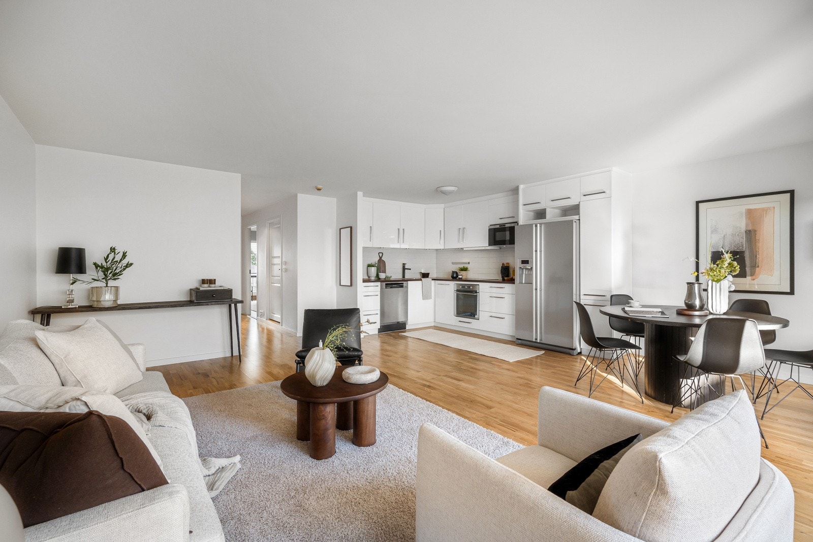 Kjøkkenet ligger i åpen løsning til stuen, men er likevel i en egen sone. Galleribilde