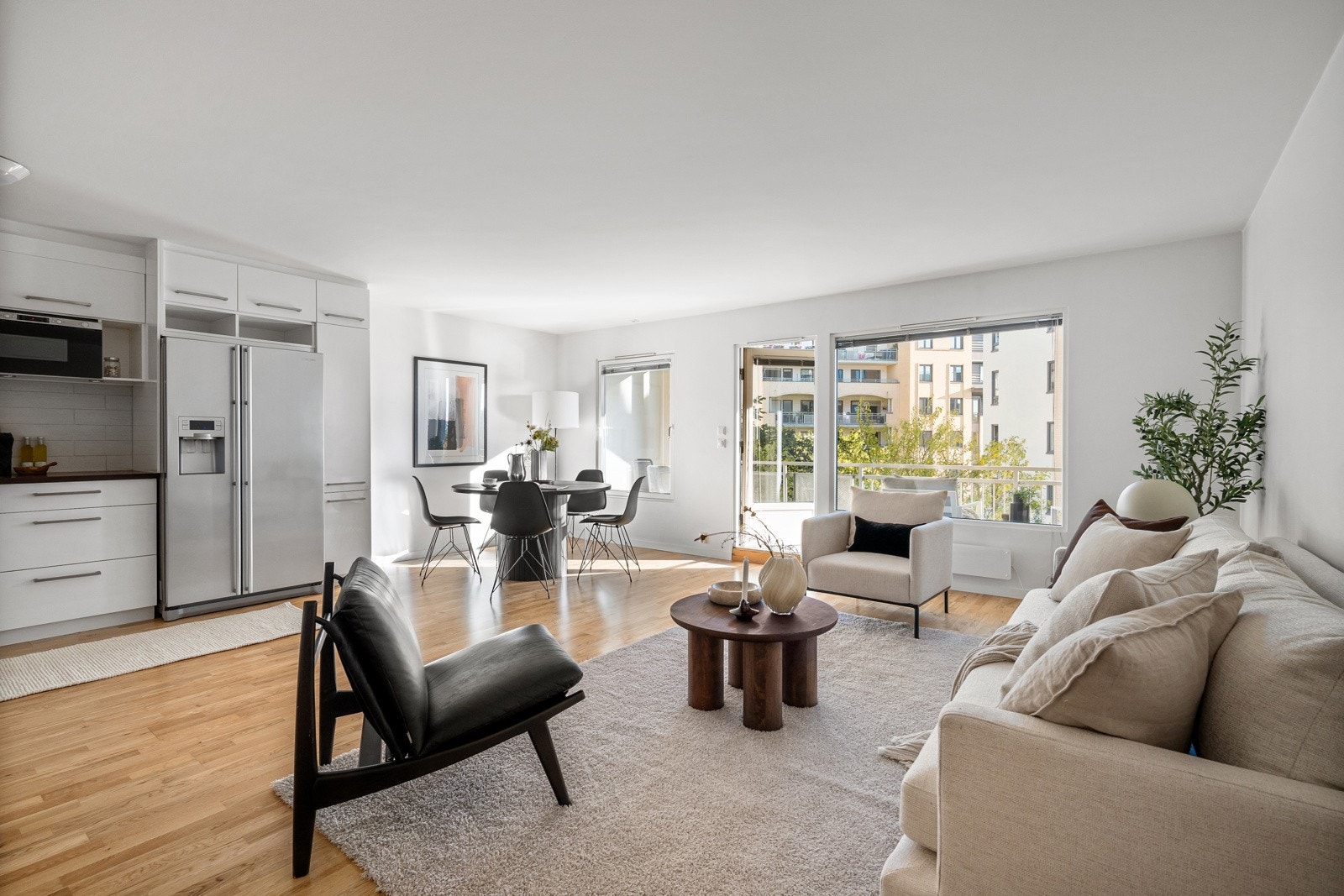 Lys og gjennomgående 3-roms i populære Colosseum Park. Galleribilde