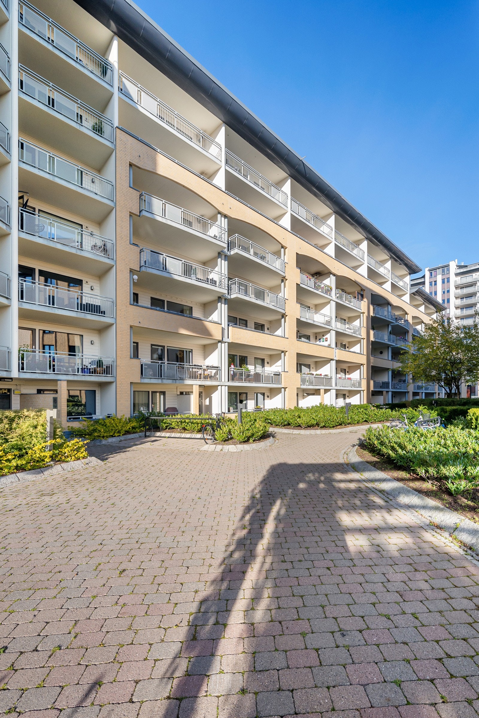 Det kan kjøpes garasjeplass i felles, lukket garasjeanlegg. Galleribilde