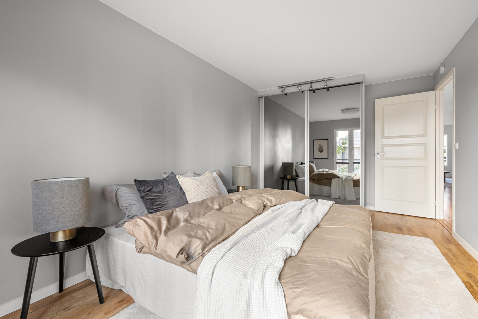 Stor skyvedørsgarderobe som ivaretar lagringsplassen. Galleribilde