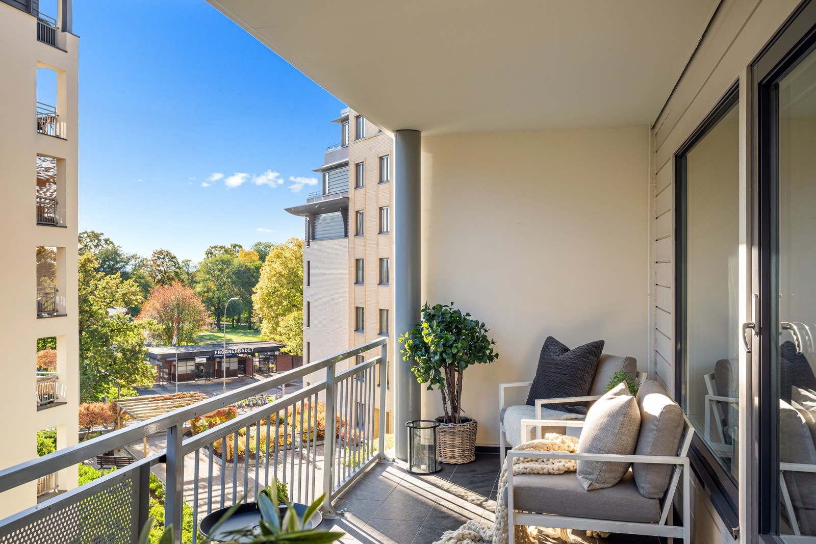 Balkongen er på 11 kvm, vender mot syd og er solrik Galleribilde