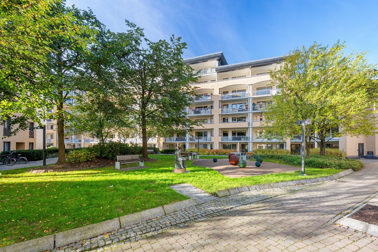 Sameiets fellesarealer er opparbeidet med plen, betongheller, diverse beplantning, sittegrupper og lekeareal. Galleribilde