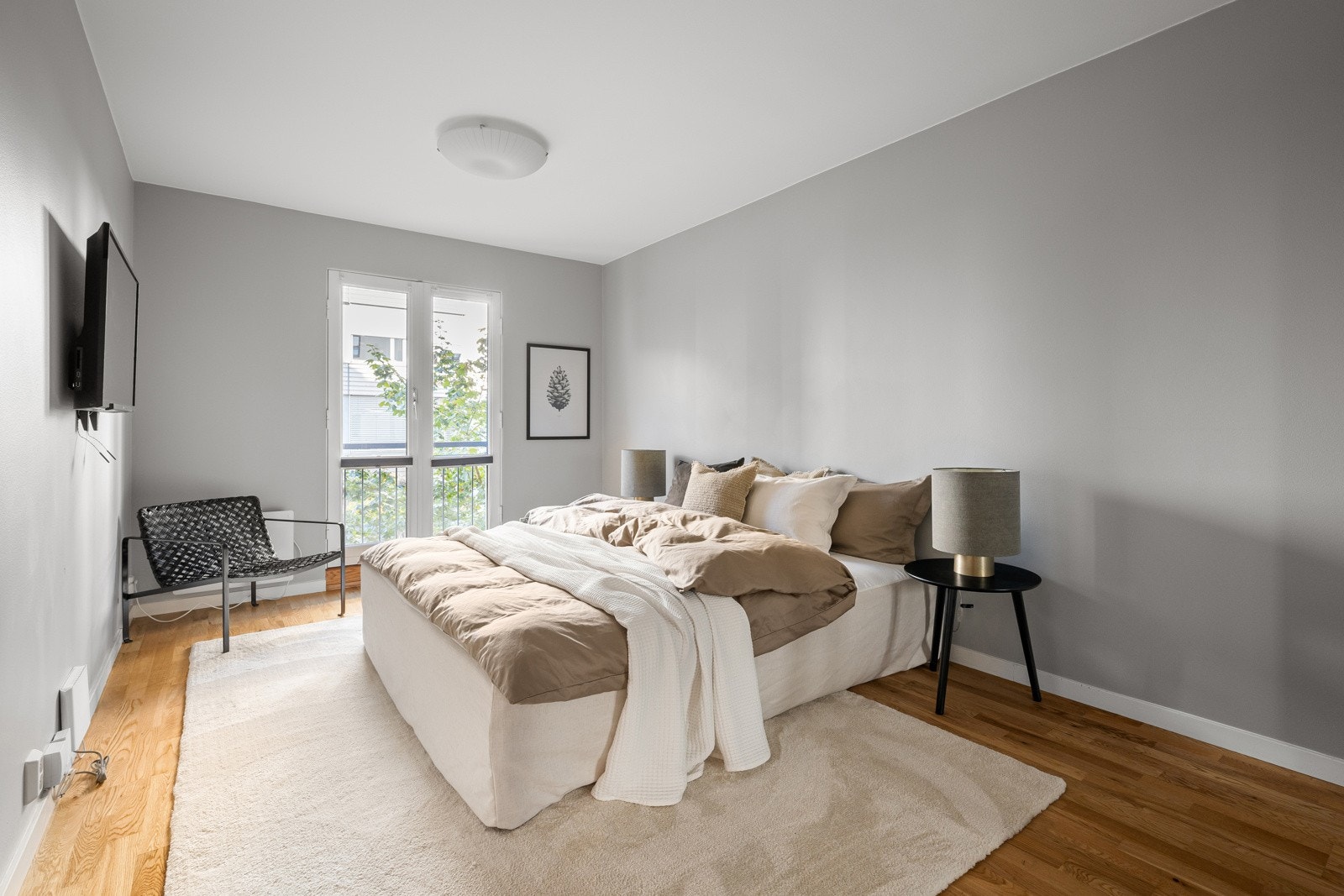 Luftig og romslig hovedsoverom med utgang til fransk balkong. Galleribilde