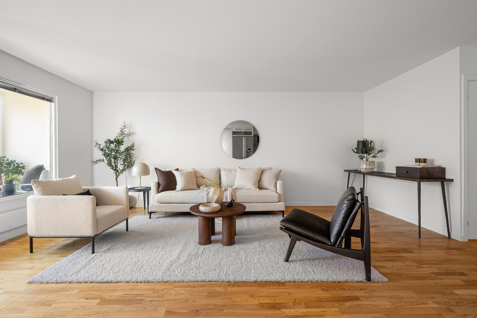 Her er det god plass til sofa, stuebord, tv og tilhørende mediemøblement. Galleribilde