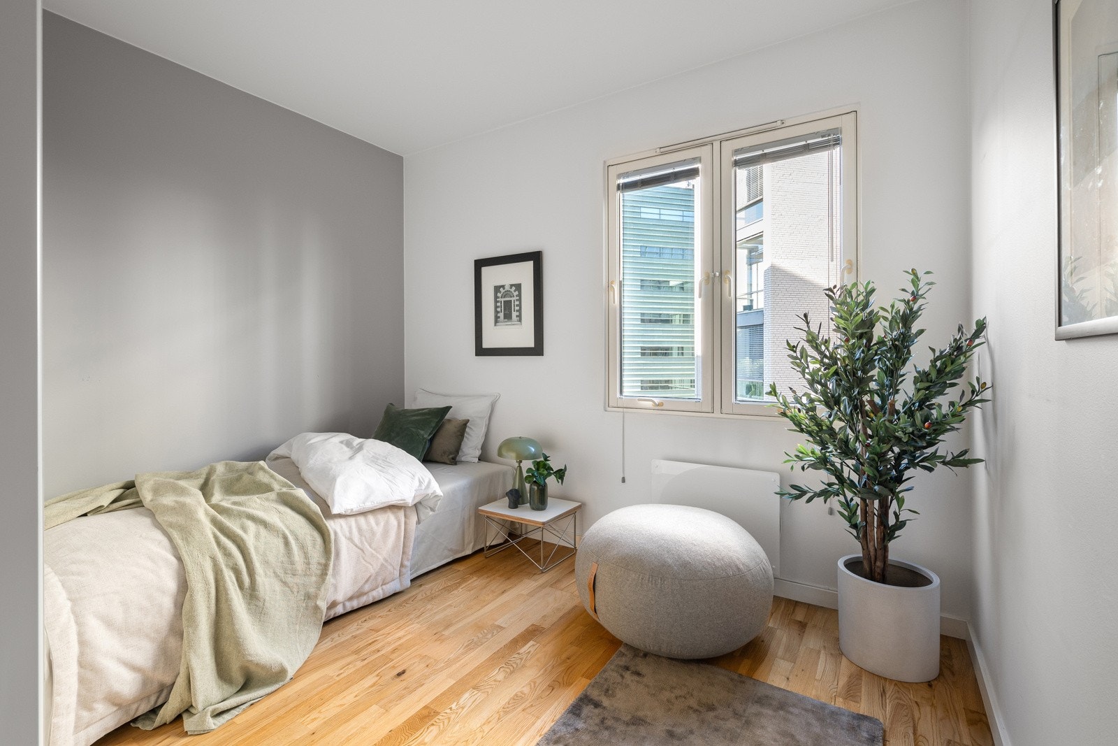 Det andre soverommet er fleksibelt i bruk og soverommet egner seg utmerket som barnerom, gjesterom eller kontor. Galleribilde