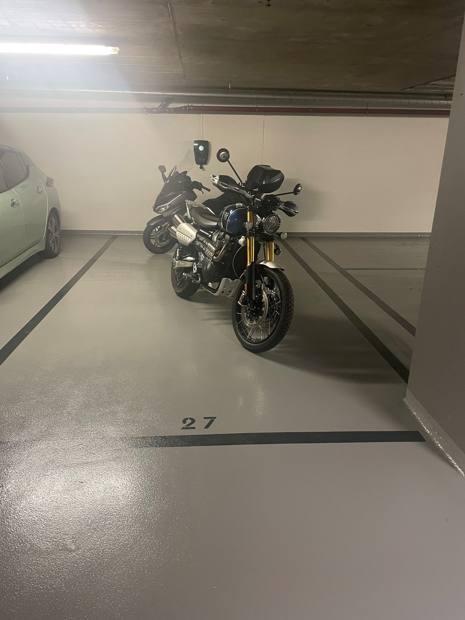 Det er mulighet for kjøp av garasjeplass (nr. 27) i lukket garasjeanlegg for kr 1.200.000,-. Plassen har fin intern beliggenhet og er dypere enn normalen i anlegget og har plass til både bil og motorsykkel. Galleribilde