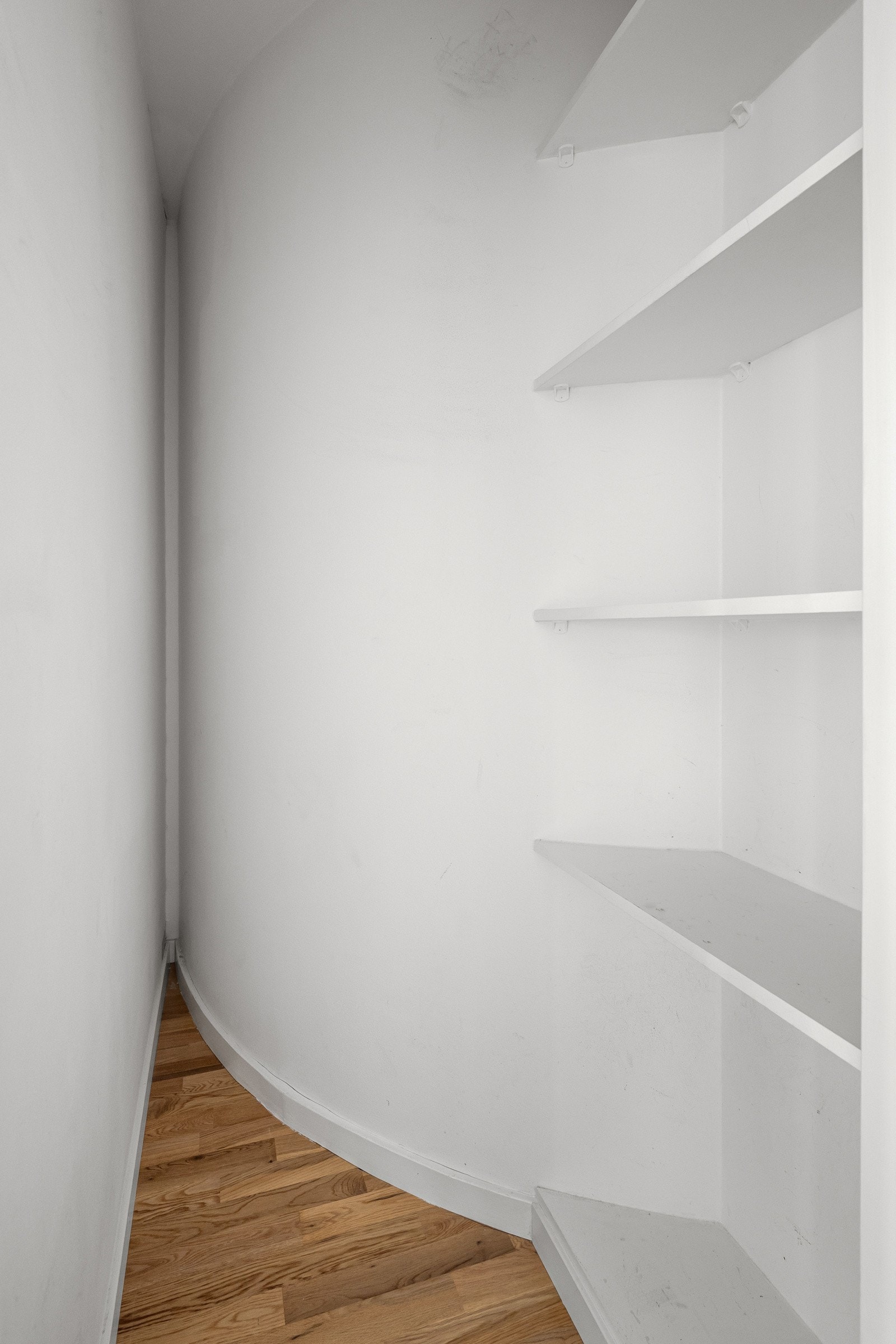 Praktisk, innvendig bod i tilknytning til entréen. I tillegg disponerer leiligheten en kjellerbod på ca. 4 kvm. Galleribilde