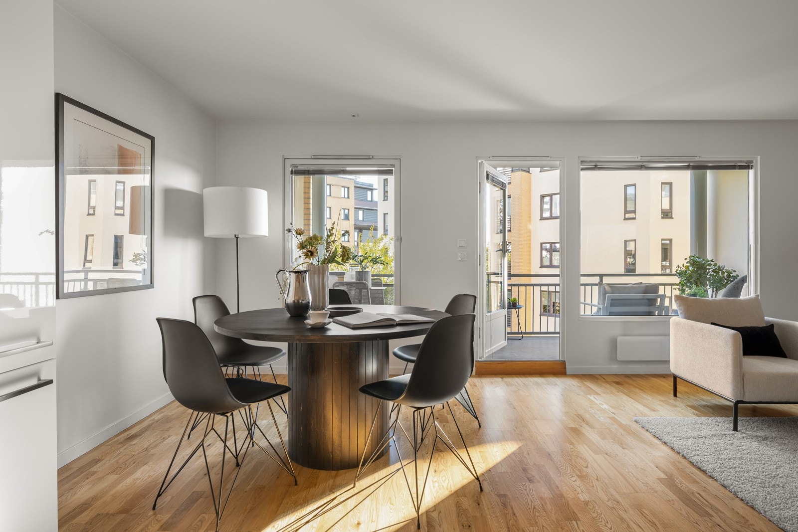 Fra stuen er det utgang til balkongen. Galleribilde