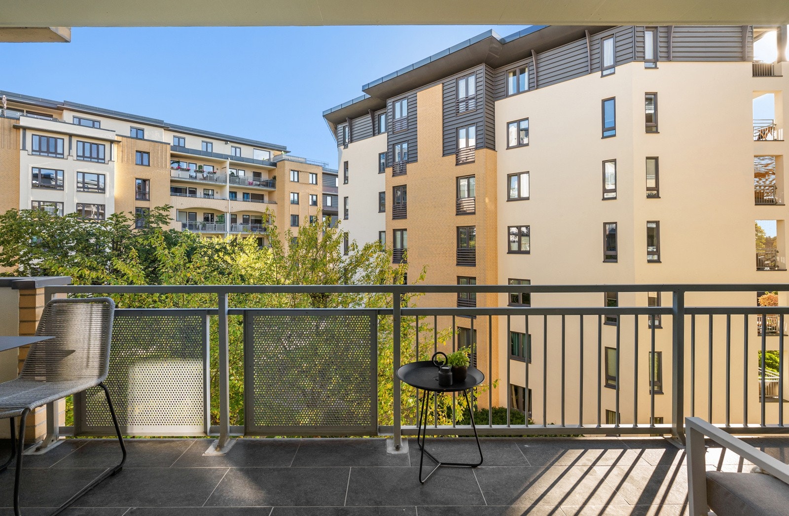 Balkongen er en forlengelse av stuen i sommerhalvåret. Galleribilde