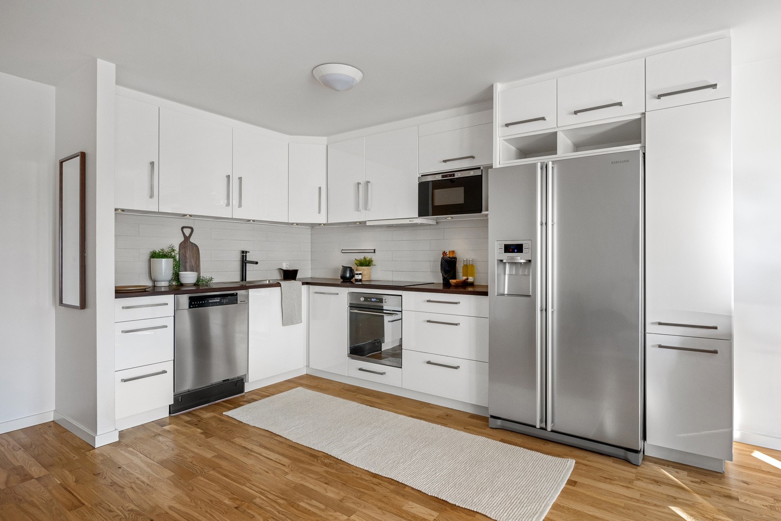 Innredningen er fra 2013 og fremstår som i god stand med slette fronter og benkeplate av treverk med nedfelt vask og platetopp. Galleribilde