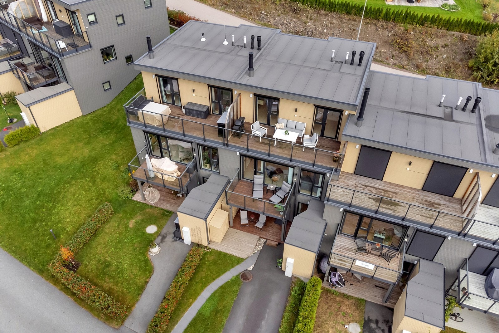Denne eneboligen ligger fritt til i et hyggelig og fredelig nabolag, i området Rotnes/Kruttverket i Nittedal kommune. Galleribilde