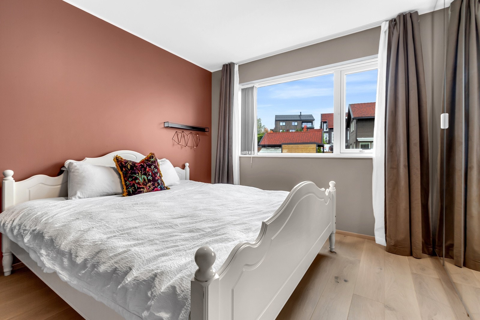 Her er det plass til en dobbeltseng med tilhørende møblement, samt skyvedørsgarderobe med speil som gir gode lagringsmuligheter Galleribilde