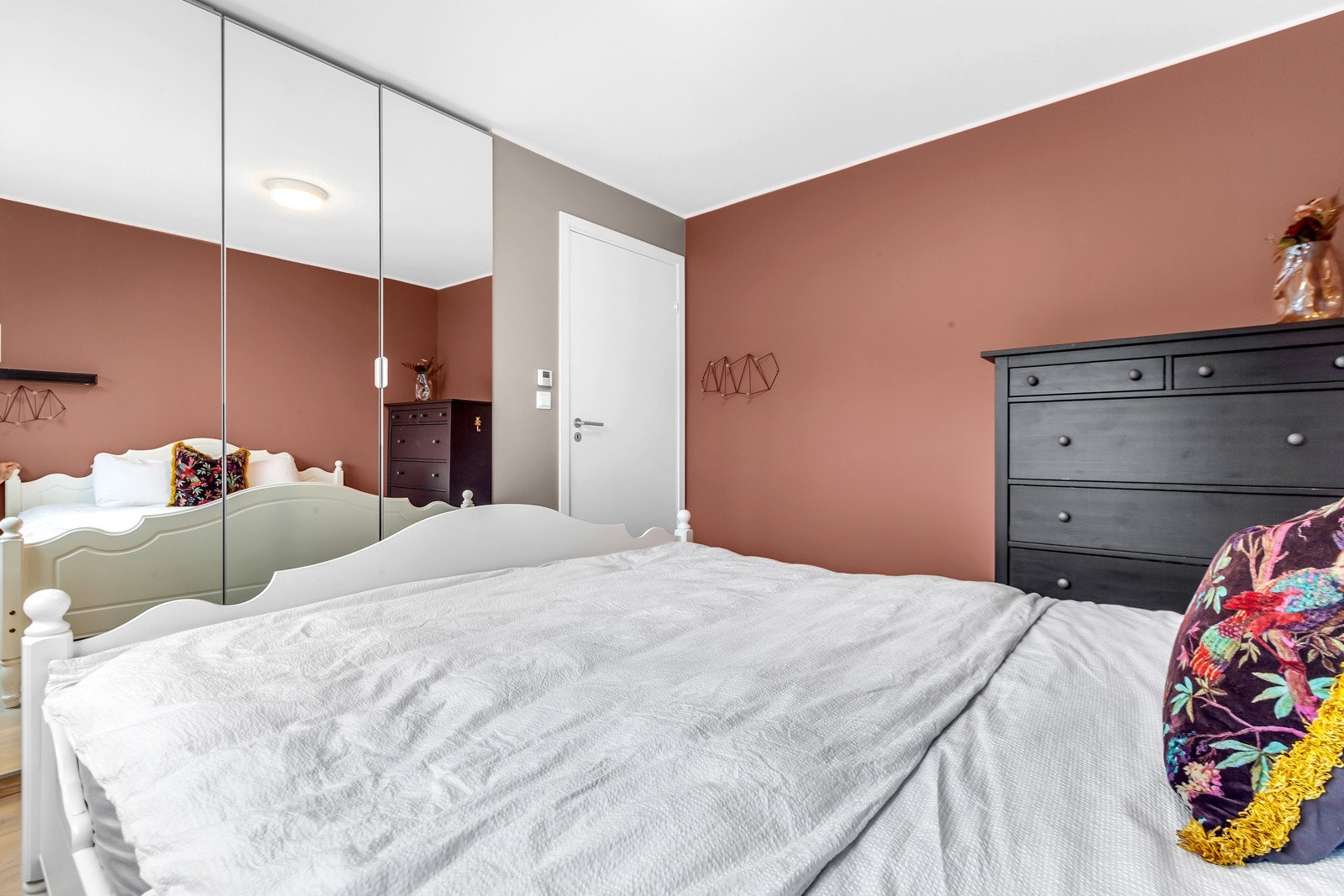 Soverom 3 har lys parkett på gulv og slette vegger malt i dus rosa tone og hvitt. Rommet benyttes idag som hovedsoverom. Galleribilde