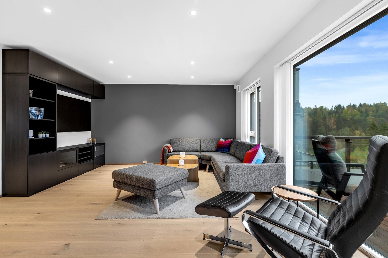 Stor og åpen stue med plass til sofa med tilhørende møblement. Galleribilde