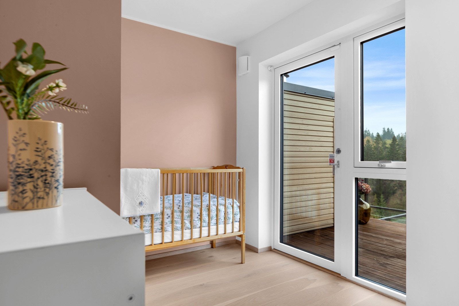 Med store vindusflater får rommet rikelig med naturlig lys inn, og det er dør ut til balkong. Galleribilde