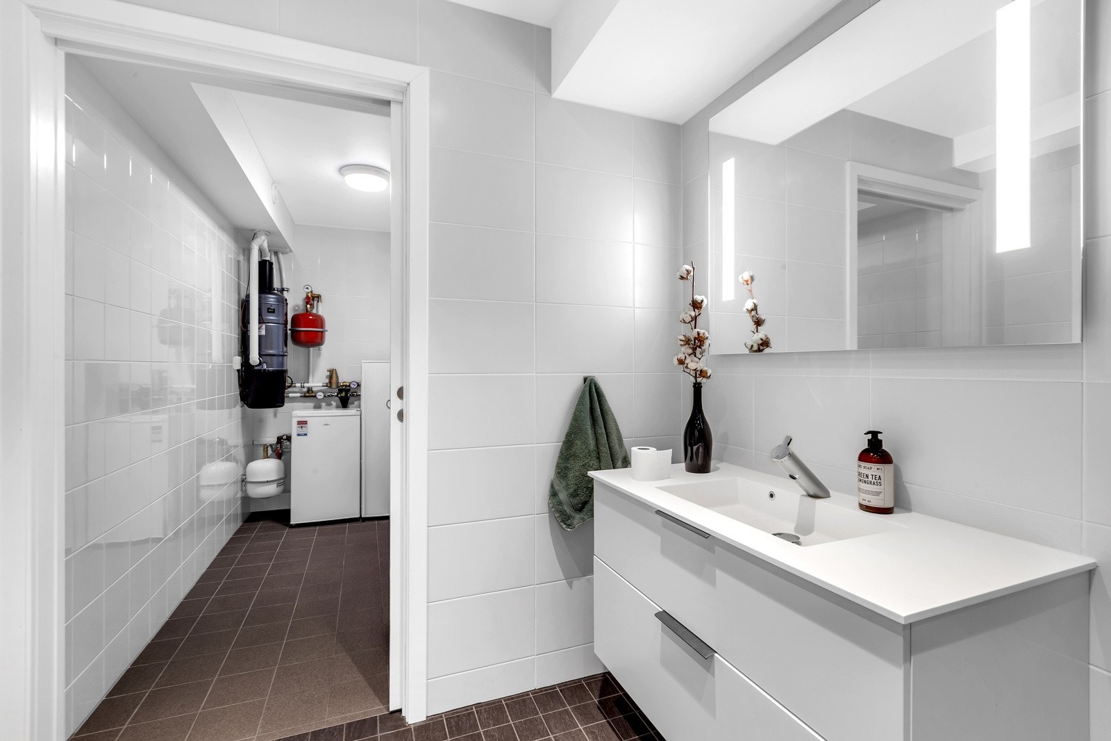 Badet har flislagt gulv med varme og flislagte vegger. Galleribilde