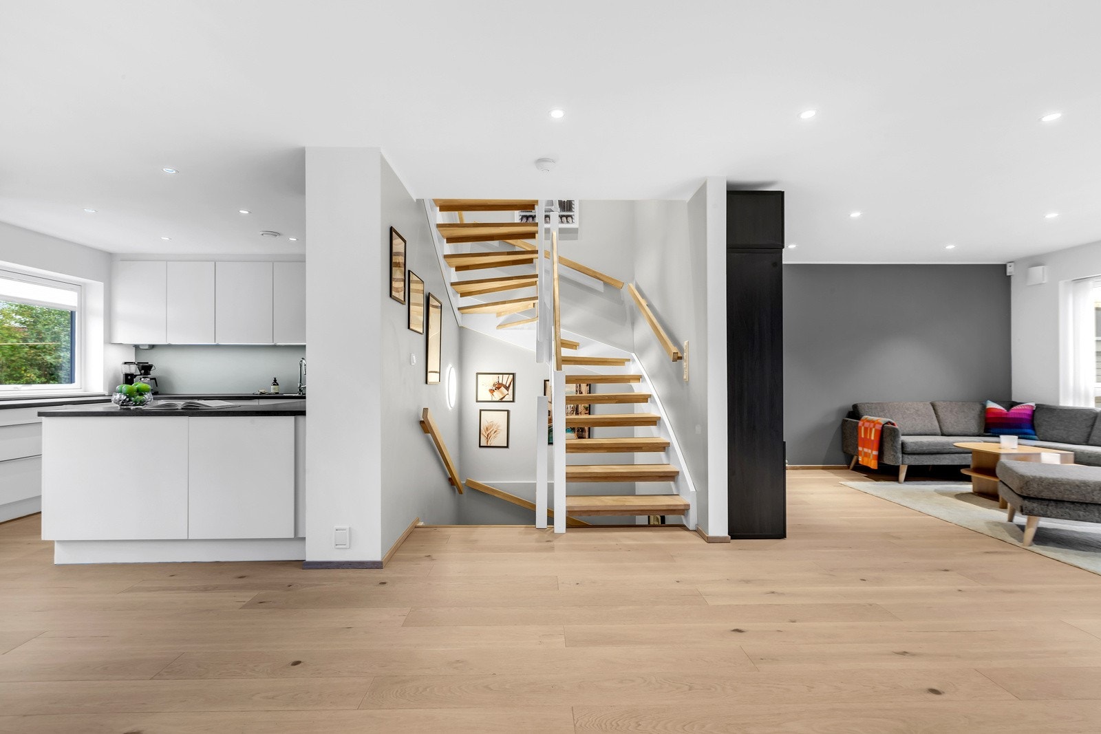Opp til rekkehusets 1. etasje finner du kjøkken og stue/spisestue. En åpen løsning, men likevel delvis adskilt stue og kjøkken på hver side av boligens etasje. Galleribilde