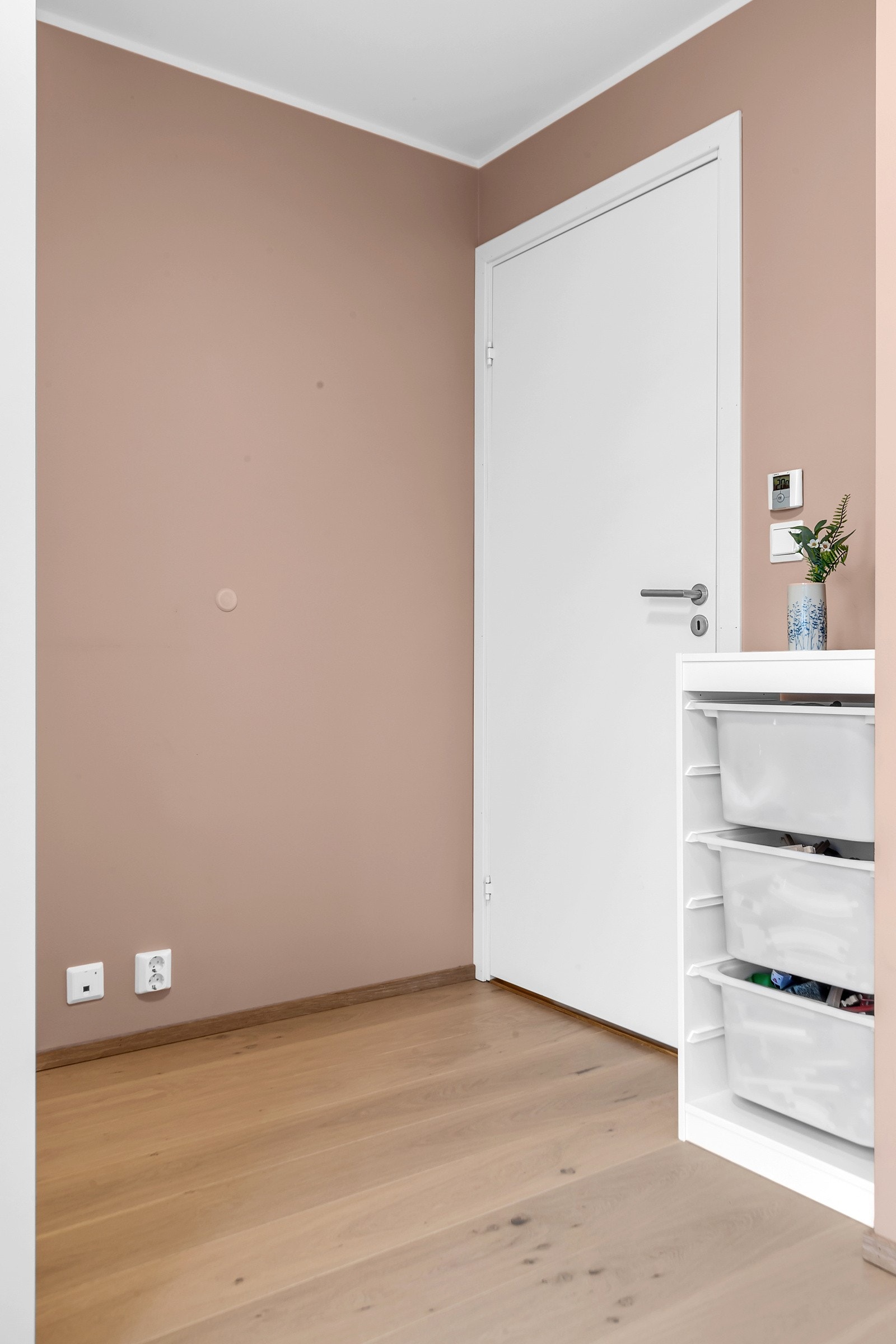 Soverom 1 har lys parkett på gulv og er malt i en delikat lys rosa tone, der en av de slette veggene er hvitmalt. Rommet benyttes idag som barnerom. Galleribilde