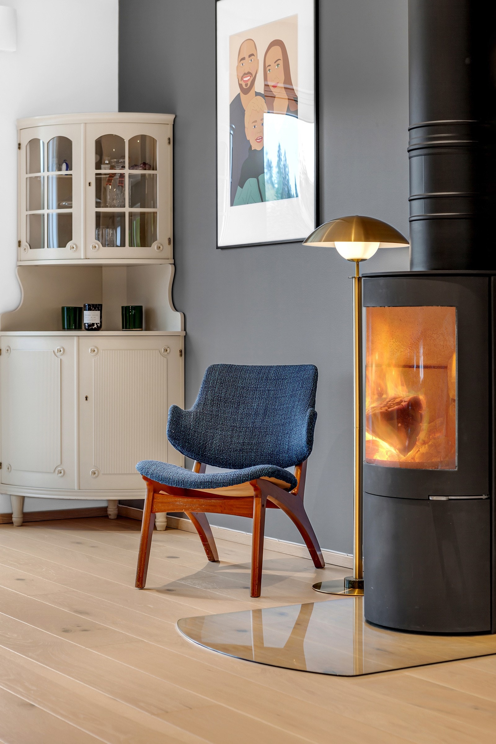 Her er det en peisovn med glassfront i spisestue/stue som kommer godt med på de kaldeste dagene om vinteren. Galleribilde