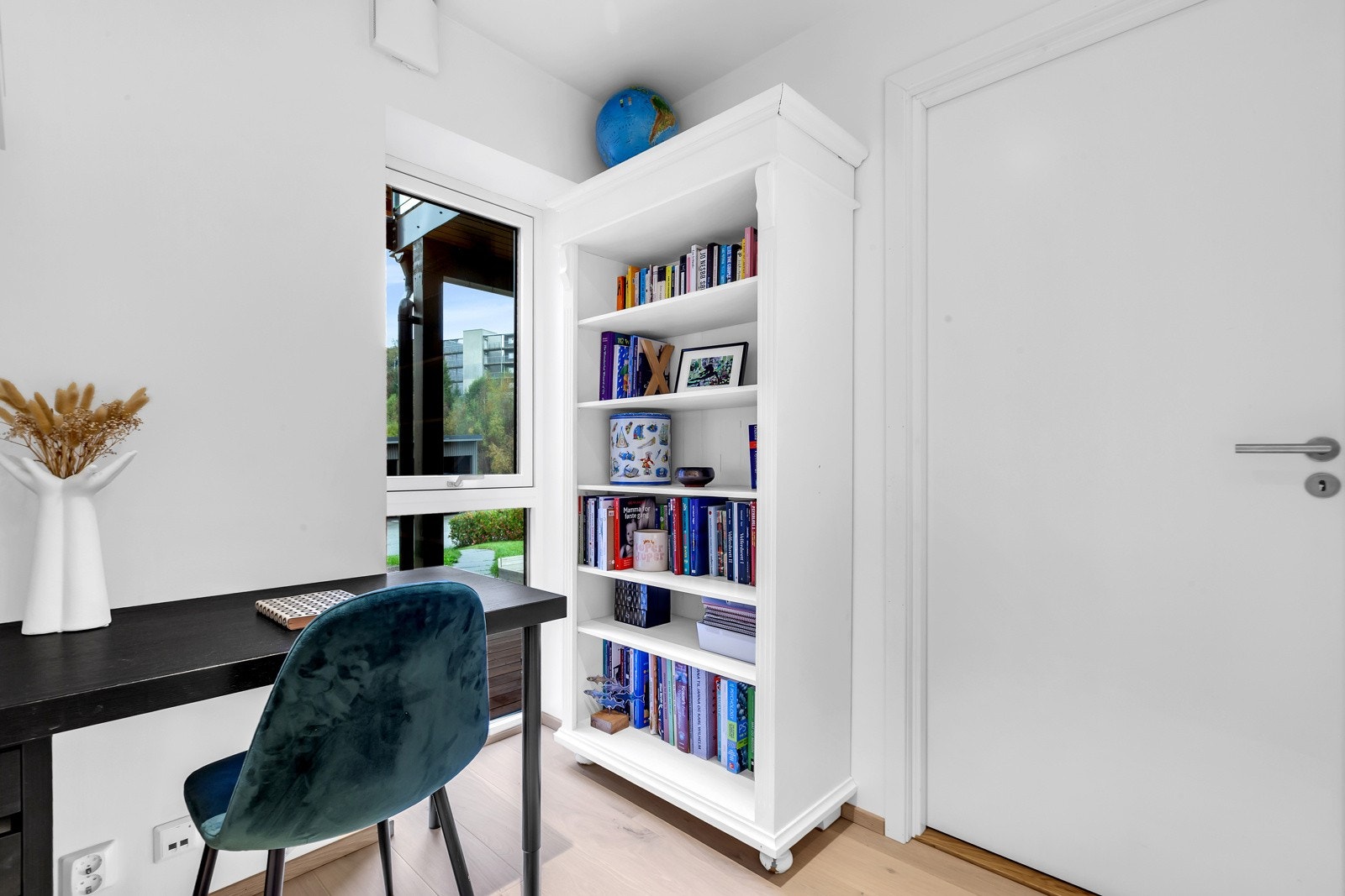 Her har du plass til en seng, kommode for oppbevaring og skrivebord. Galleribilde