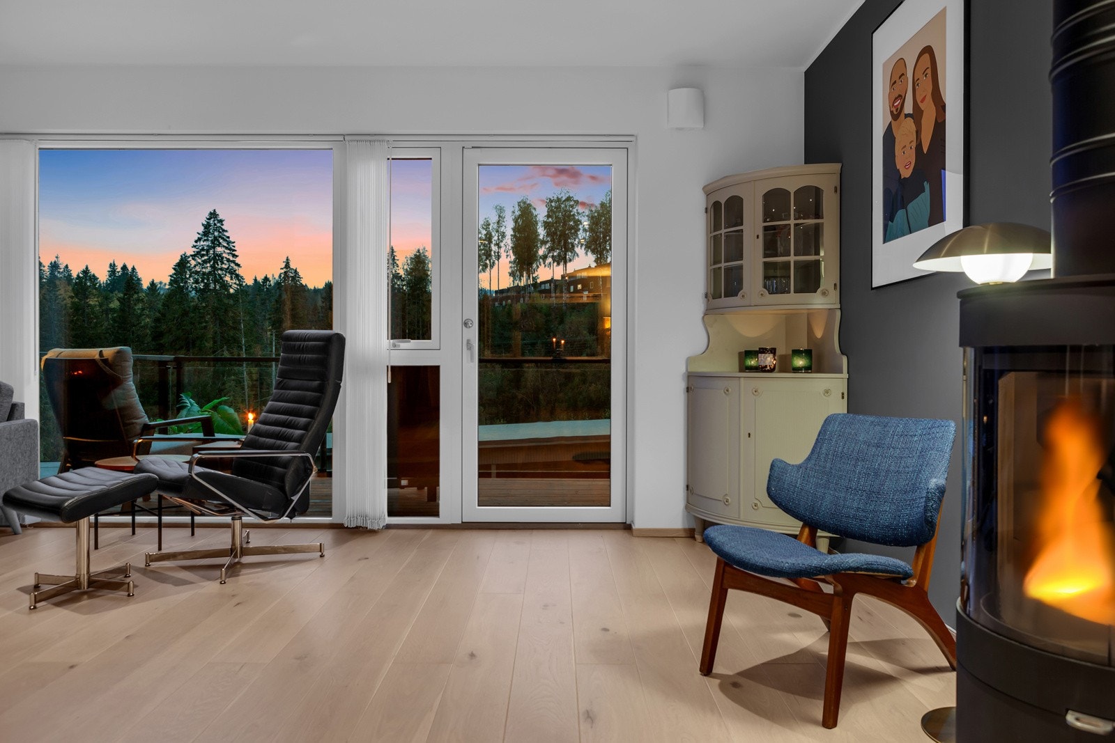 Her får du en praktisk familiebolig med god planløsning over tre etasjer, med 5 soverom. Galleribilde