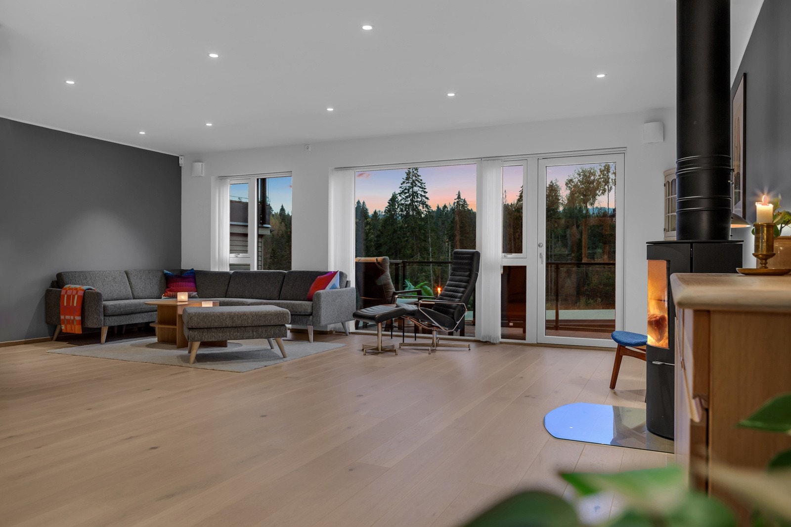 Stuen har lys parkett på gulv med slette vegger malt i hvitt og tidløs gråtone, samt hvitmalt himling med downlights i taket. Galleribilde