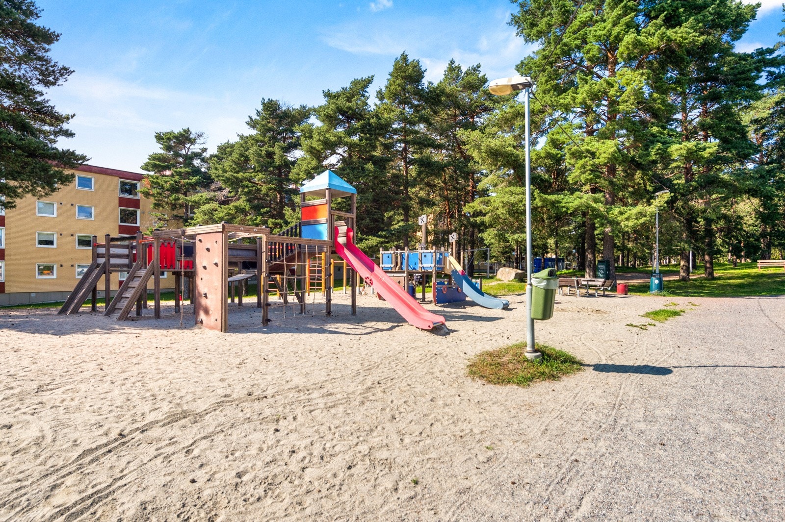 Det er lekeplass på feltet og borettslaget har ellers en egen fotballbane til barnas store glede. Galleribilde