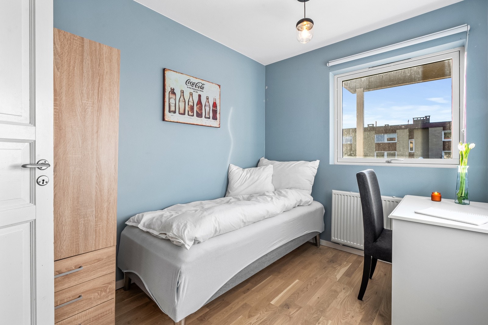 Soverom II har adkomst fra gangen og god plass til seng og kontorpult. Galleribilde