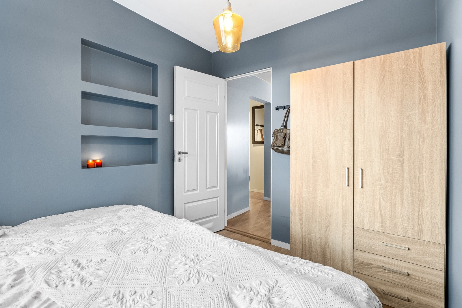 Dette rommet har også plass til garderobeløsning, og ytterligere lagringsplass finnes i to kjellerboder på tilsammen ca. 6 kvm. Galleribilde