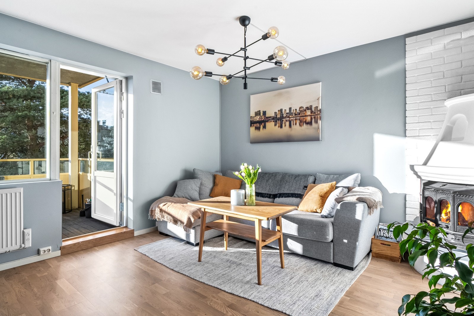 Stuen er innbydende med trestavs parkett, harmonisk farge på vegger og oppmurt peis med innsats i hjørnet av rommet. Galleribilde