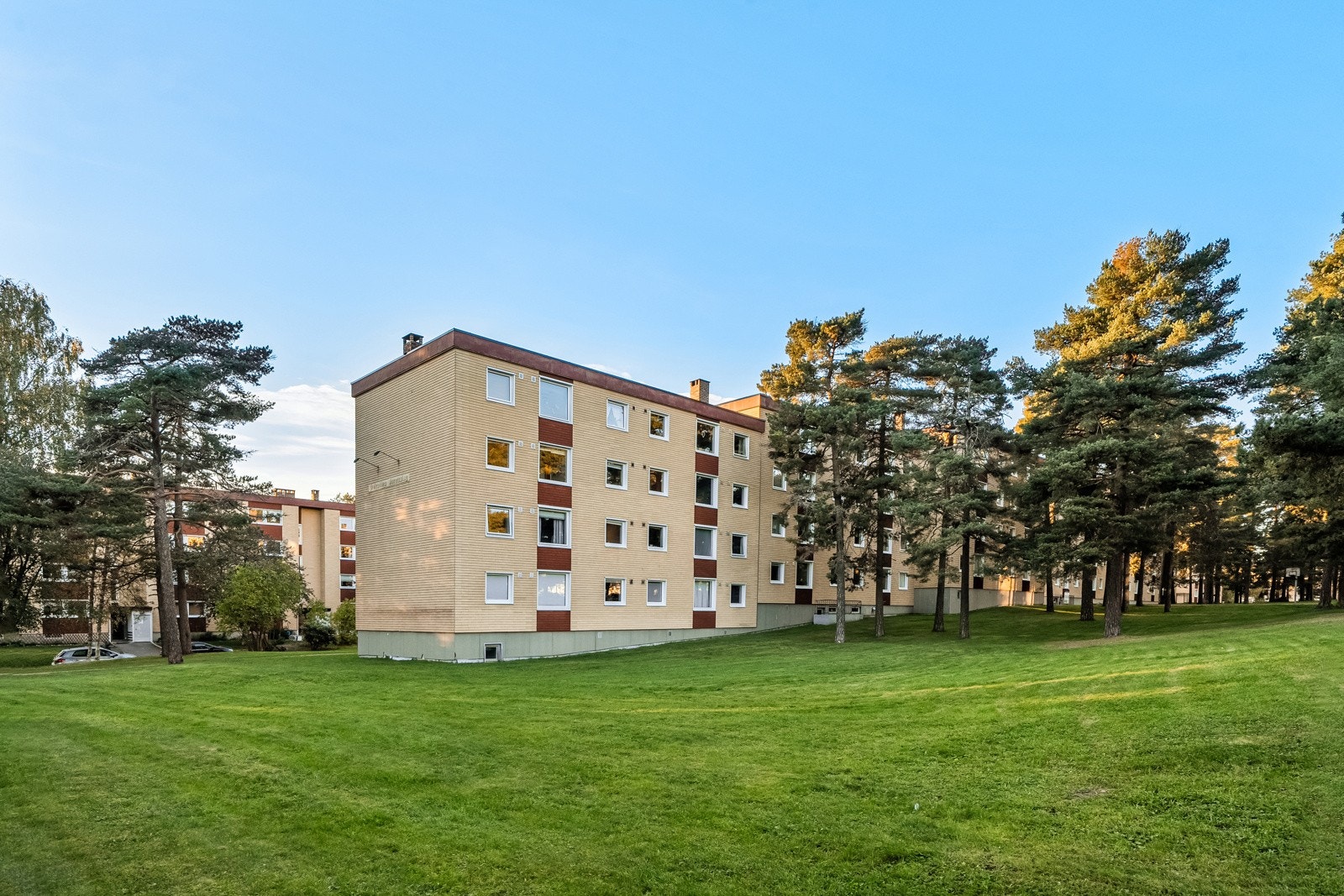 Rundt bebyggelsen er det pent opparbeidede fellesarealer med plen, trær, beplantning og asfalterte gangveier. Galleribilde