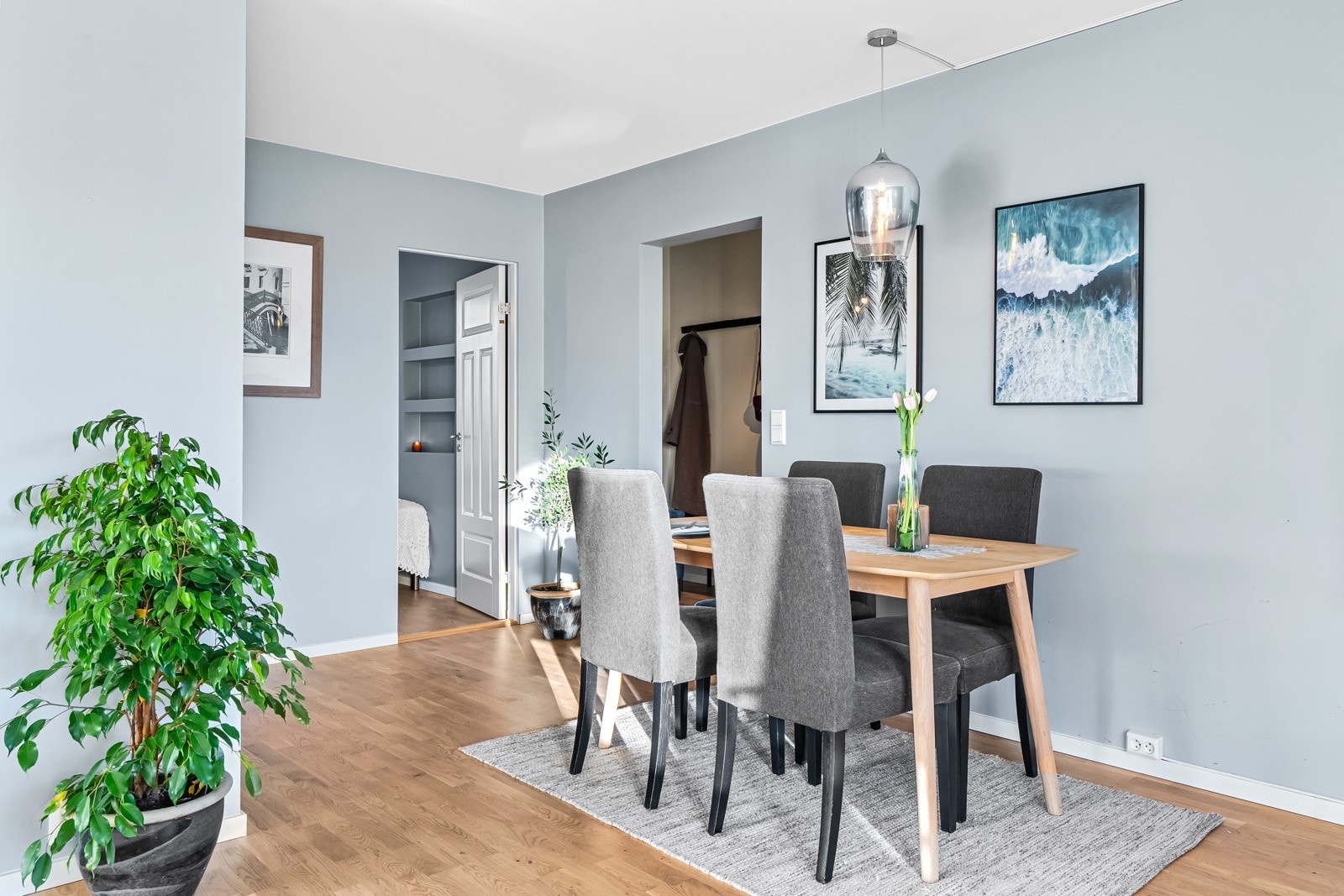 Det passer fint å innrede med et spisebord i sonen mellom stuen og kjøkkenet. Galleribilde