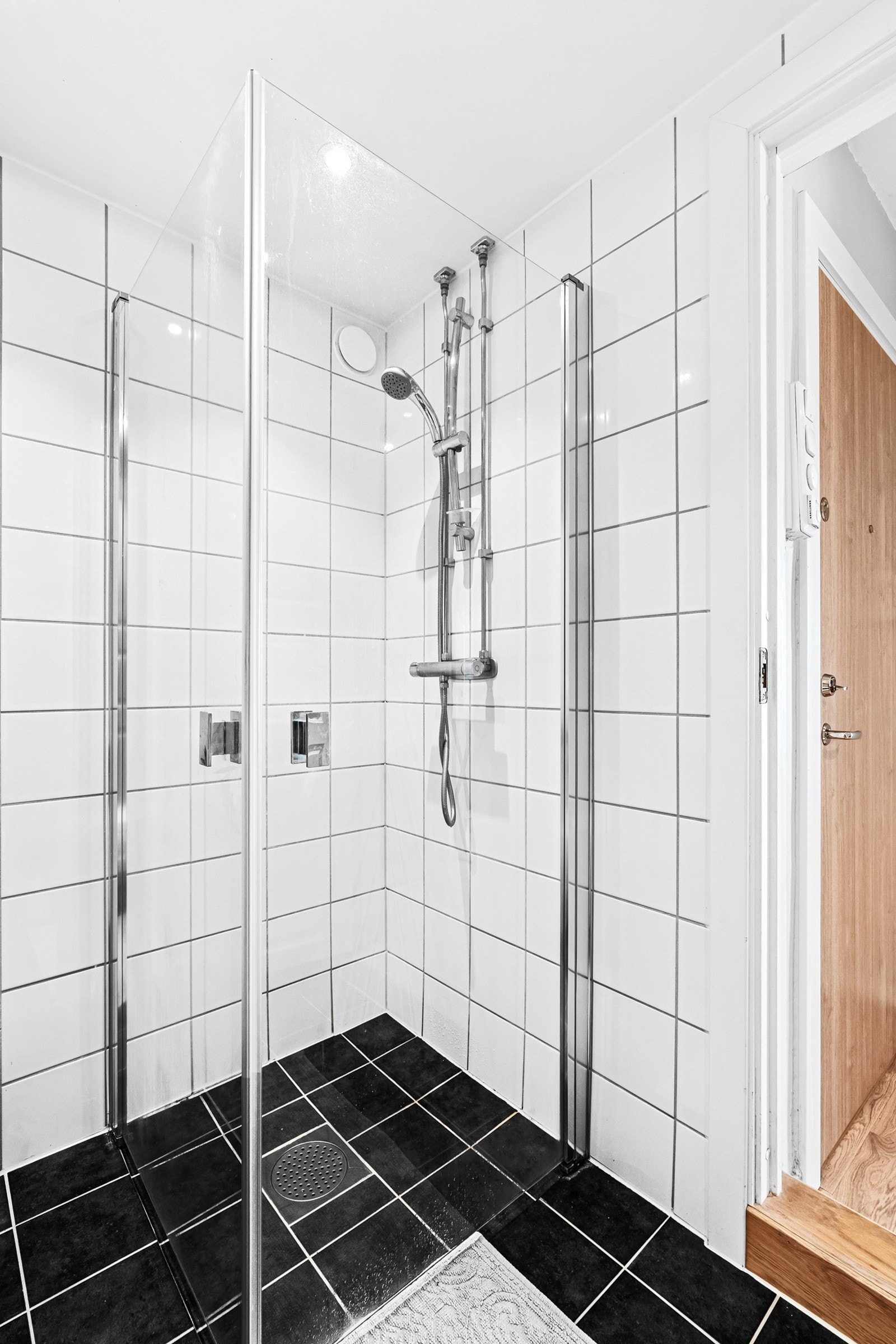 Badet har ellers toalett, nedsenket dusjhjørne med innfellbare glassfronter, elektrisk tørkestativ på veggen og opplegg for vaskemaskin. Galleribilde