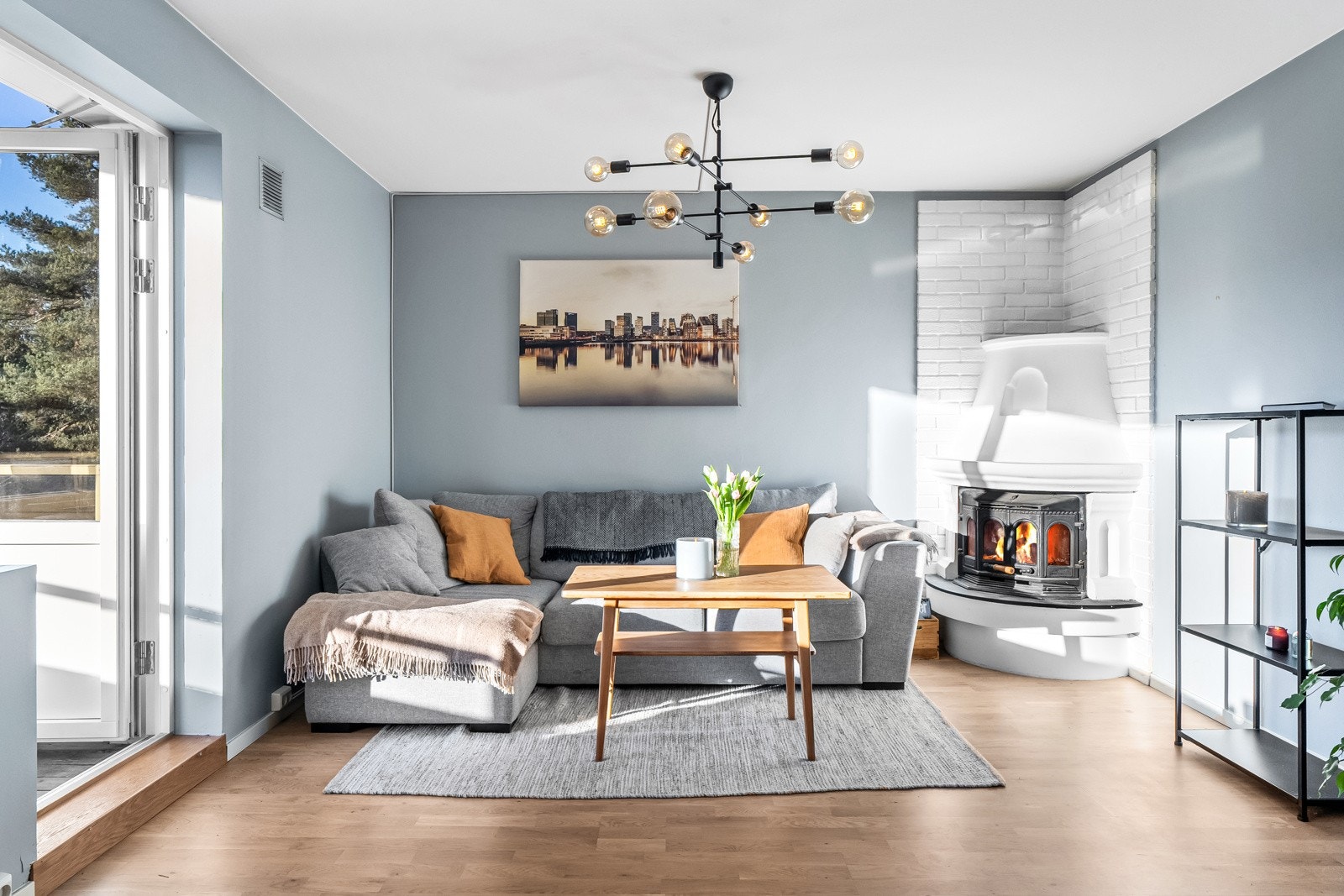 Stuen har en vinklet planløsning som gjør det enkelt å innrede med sofagruppe og tilhørende møblement. Galleribilde