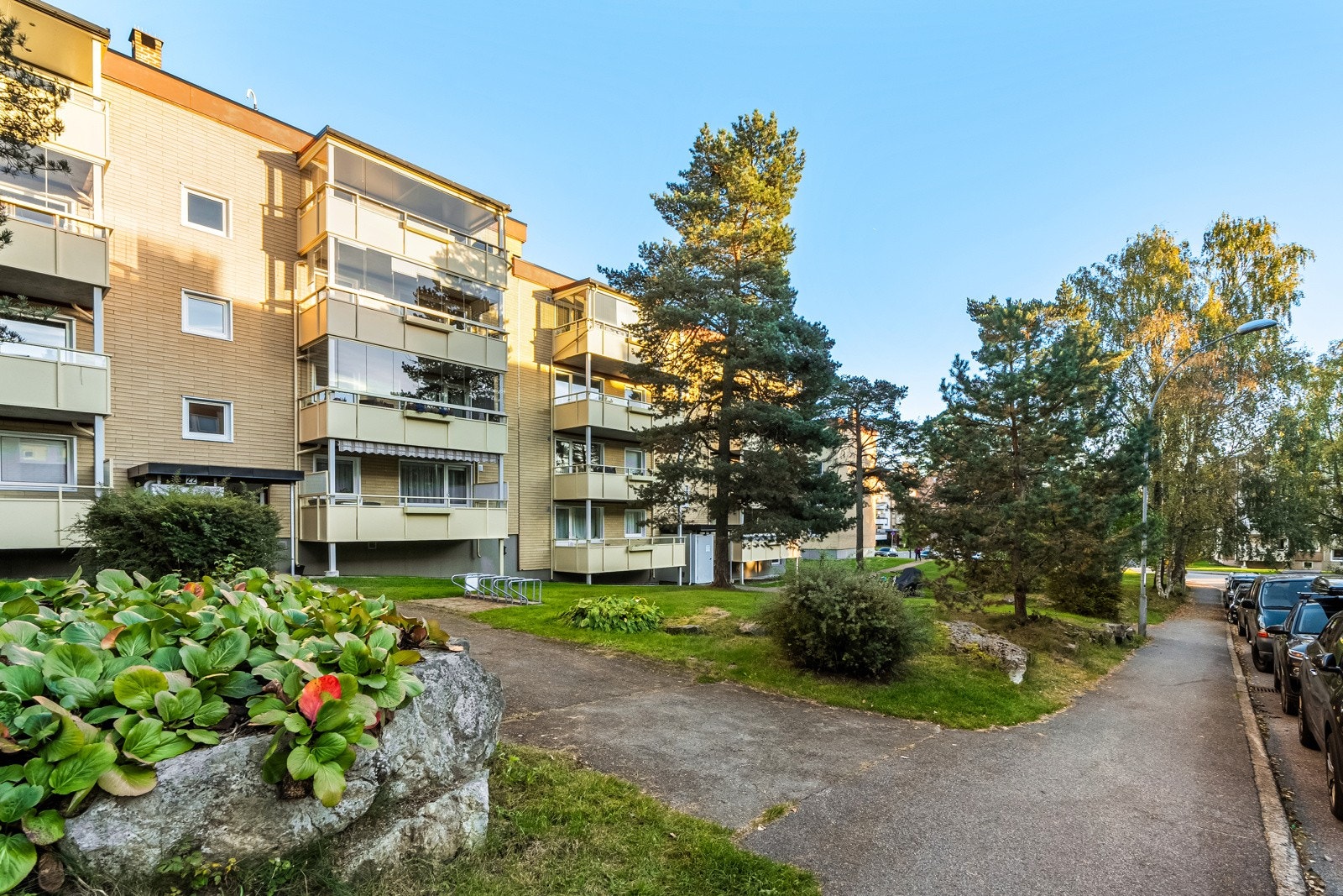 Leiligheten liggert fint plassert i tredje etasje i et veldrevet borettslag. Galleribilde