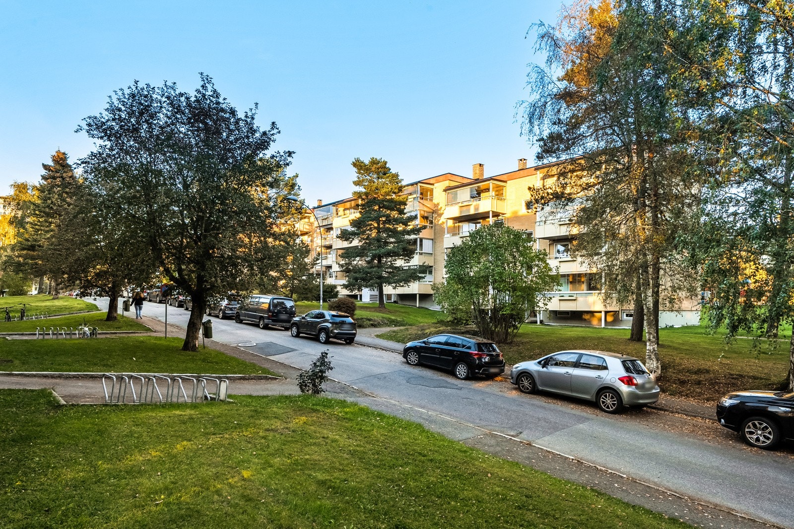 Borettslaget har 165 biloppstillingsplasser med lademulighet. Disse leies ut etter ventelisteprinsippet. Det er også kommunale ladeplasser i Kranveien. Galleribilde