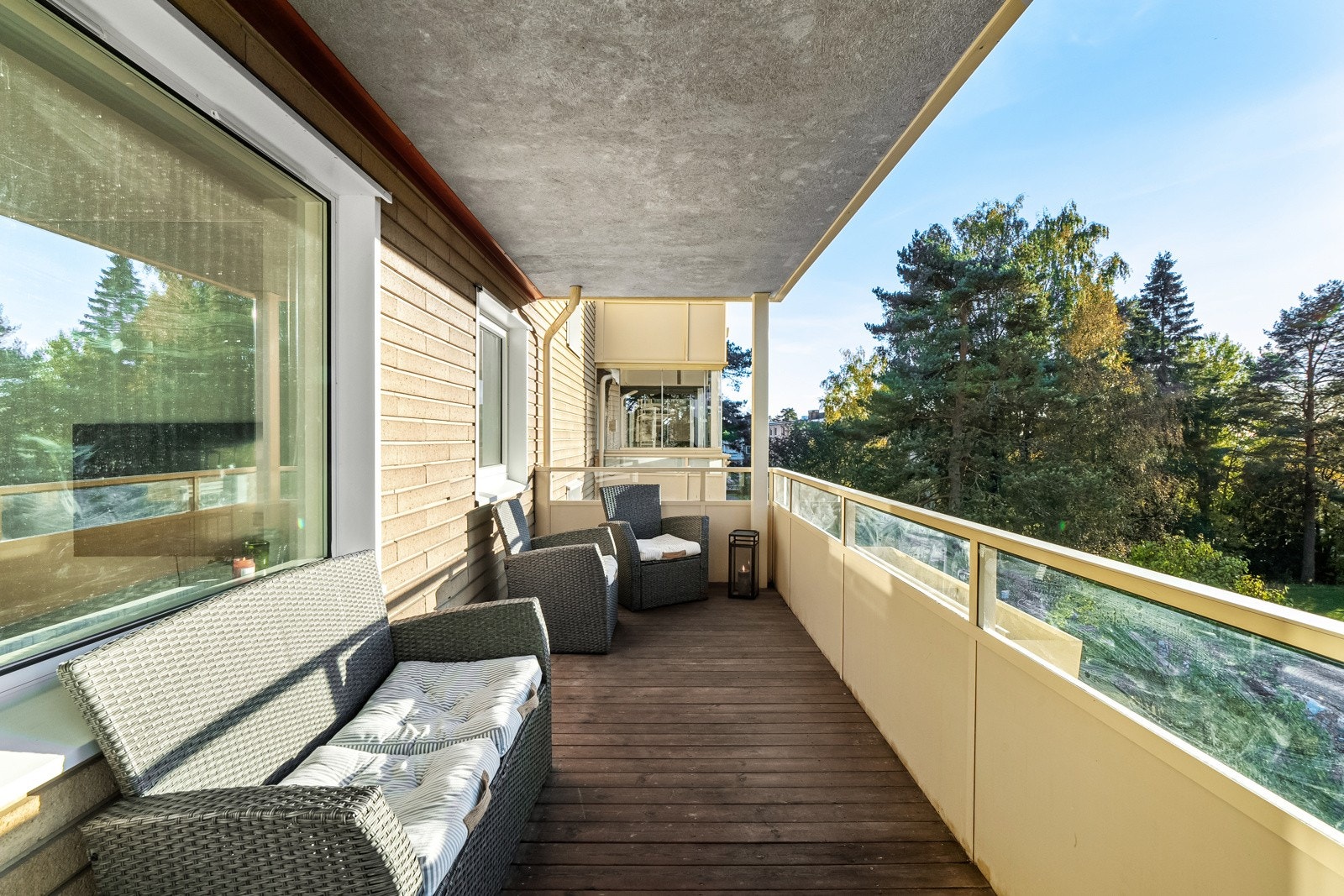 Fra stuen er det utgang til en overbygd, vestvendt balkong på 11 kvm med utsyn over et frodig og trivelig nabolag. Galleribilde