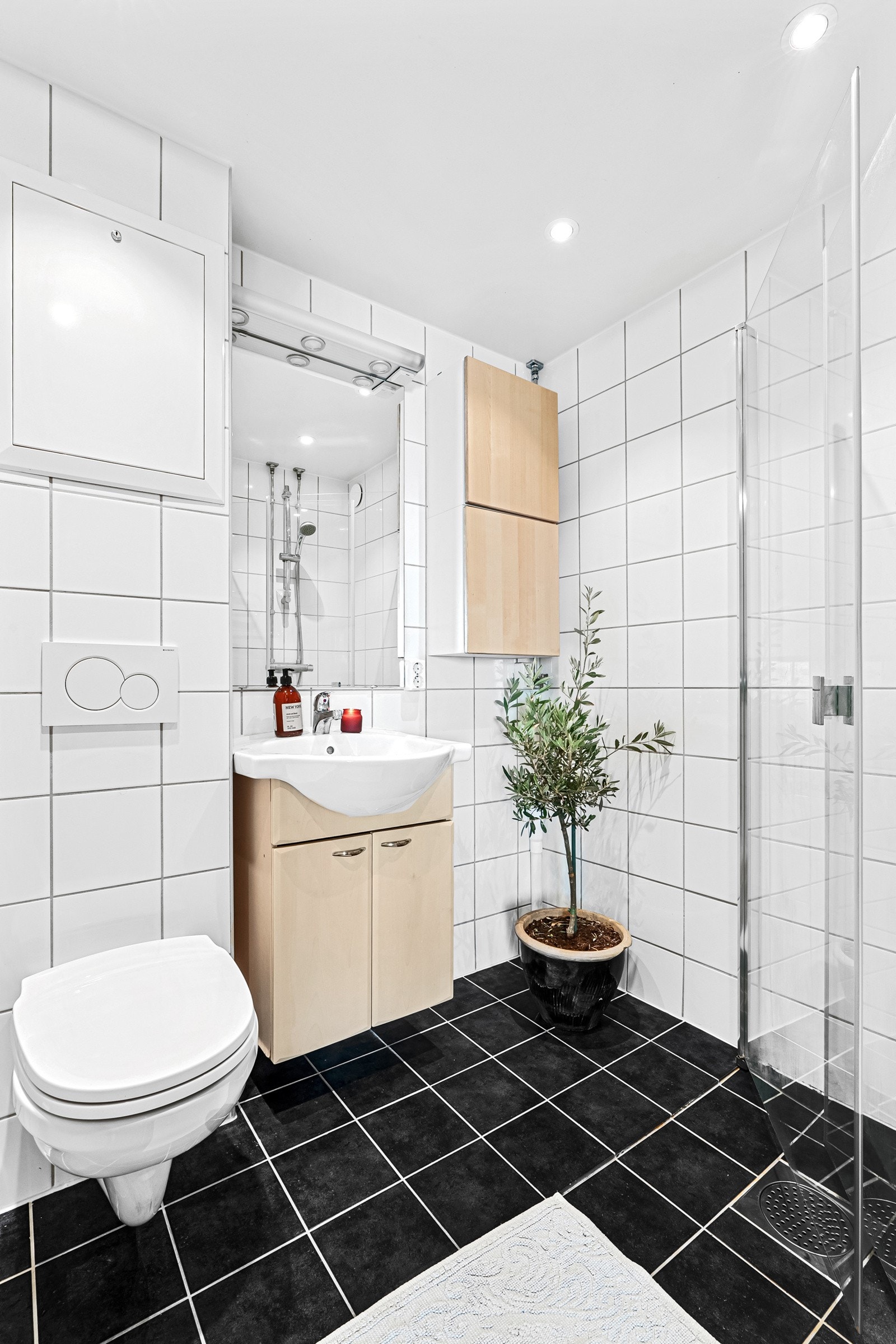 I 2016 ble badet oppusset i regi av borettslaget og gir et delikat inntrykk med mørke gulvfliser, lyse veggfliser, downlights og termostatstyrt gulvvarme. Galleribilde