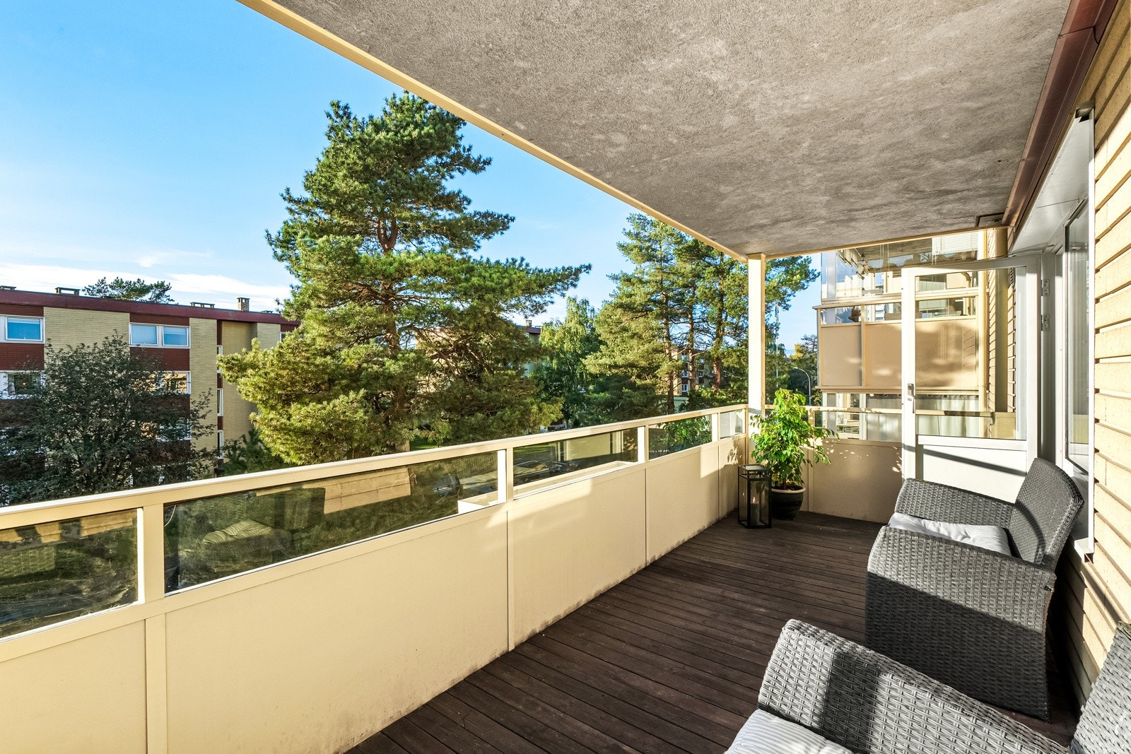 Kranveien 24 er en attraktiv 4-roms leilighet i tredje etasje med vestvendt balkong, stue med peis og familievennlig beliggenhet. Kort vei til Østmarka. Galleribilde