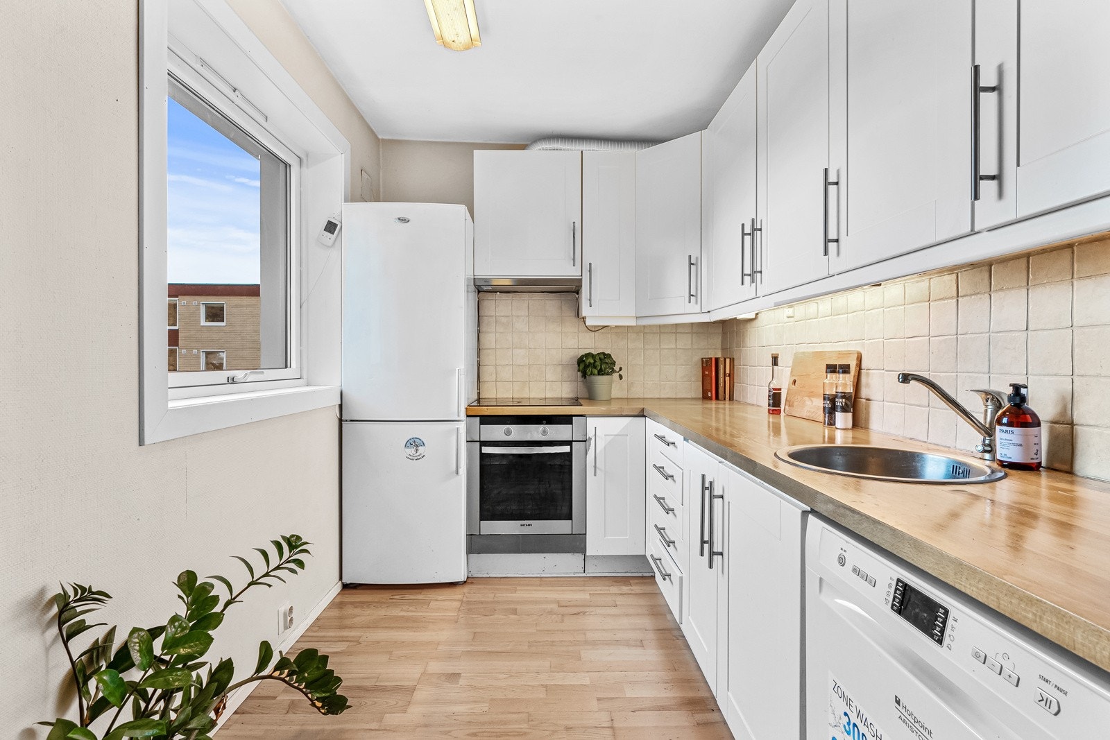 Kjøkkenet ligger i eget rom med L-formet innredning i klassisk stil. Galleribilde