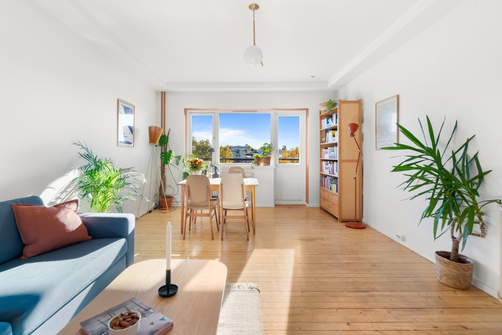 Lys og luftig stue med en herlig fargepalett på veggene. Enkelt å innrede etter eget ønske. Galleribilde