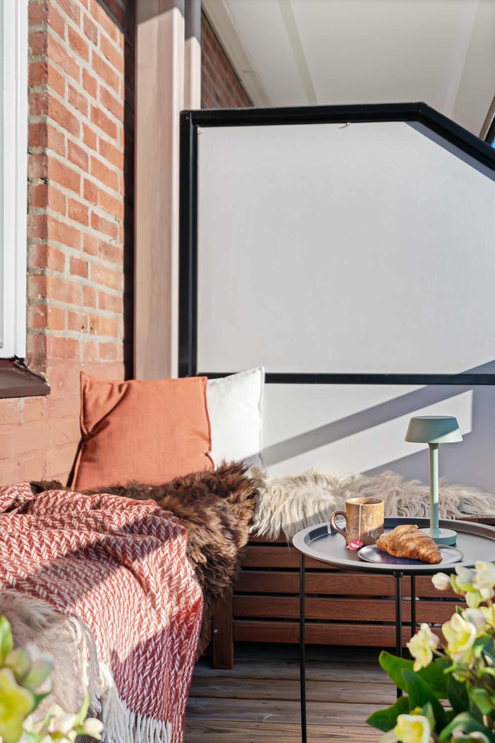 Balkongen føles som en forlengelse av stuen på sommerstid. Galleribilde