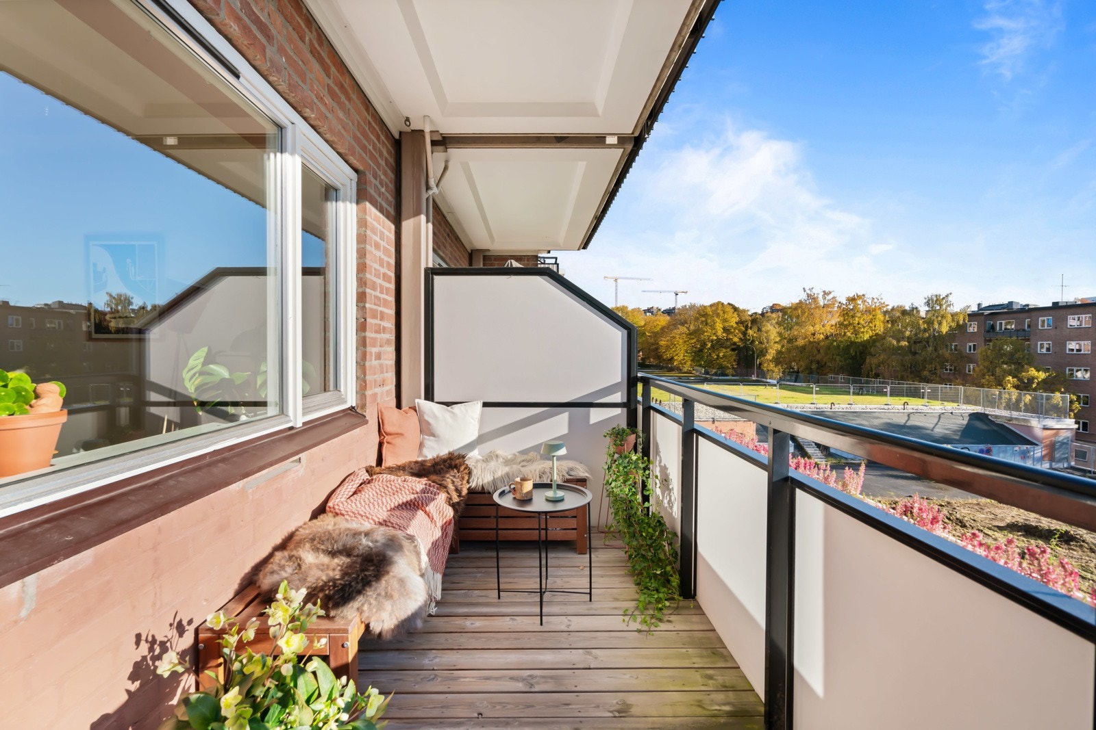 Leiligheten har en solrik balkong, gjennomgående planløsning og god standard. Galleribilde