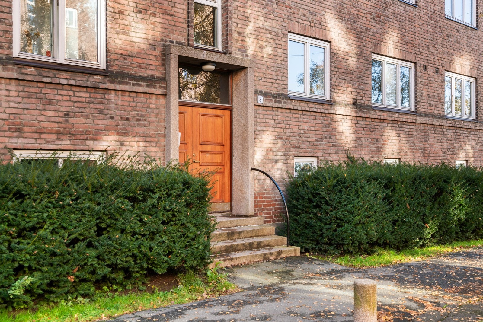 Inngangsparti. Leiligheten ligger i byggets 2. etasje. Galleribilde