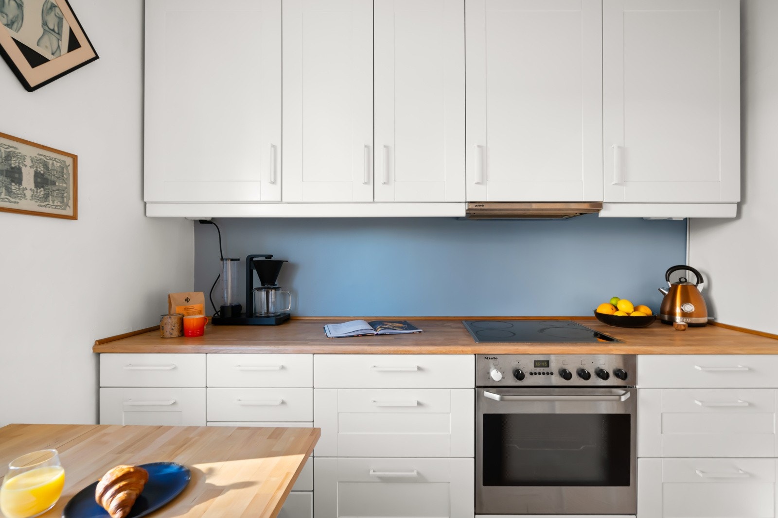 Innredningen har glatte fronter, belysning under overskap og solid heltre benkeplate. Galleribilde