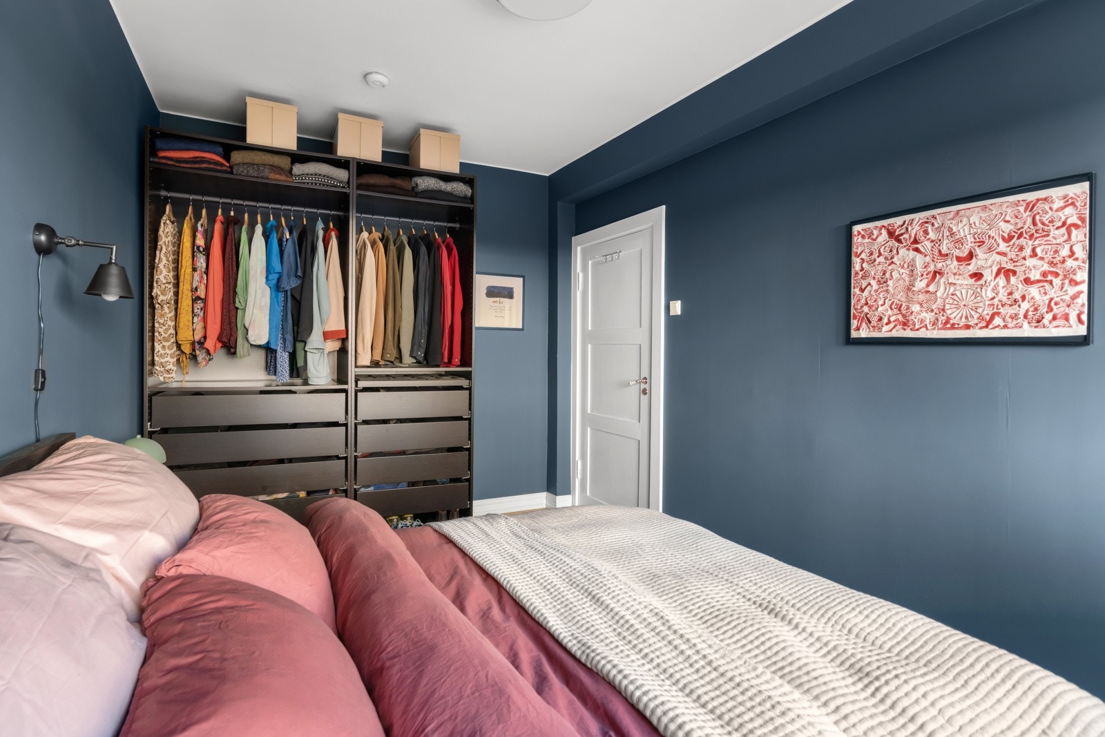 Rommet har også et stort garderobeskap som følger salget. Galleribilde