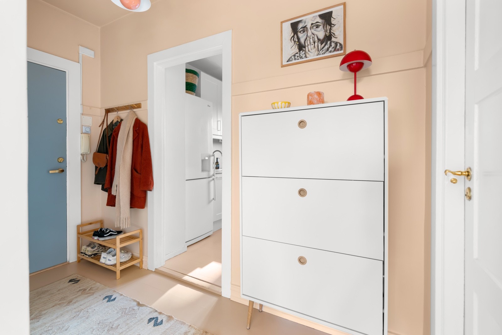 Inngangspartiet gir gode muligheter til å henge fra seg yttertøy og sko. Galleribilde