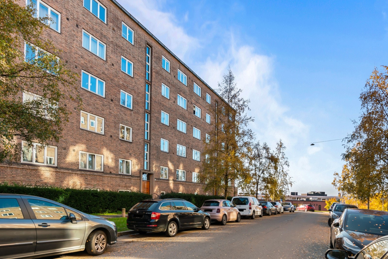 Det er beboerparkering med ladestasjoner i nærområdet. Galleribilde